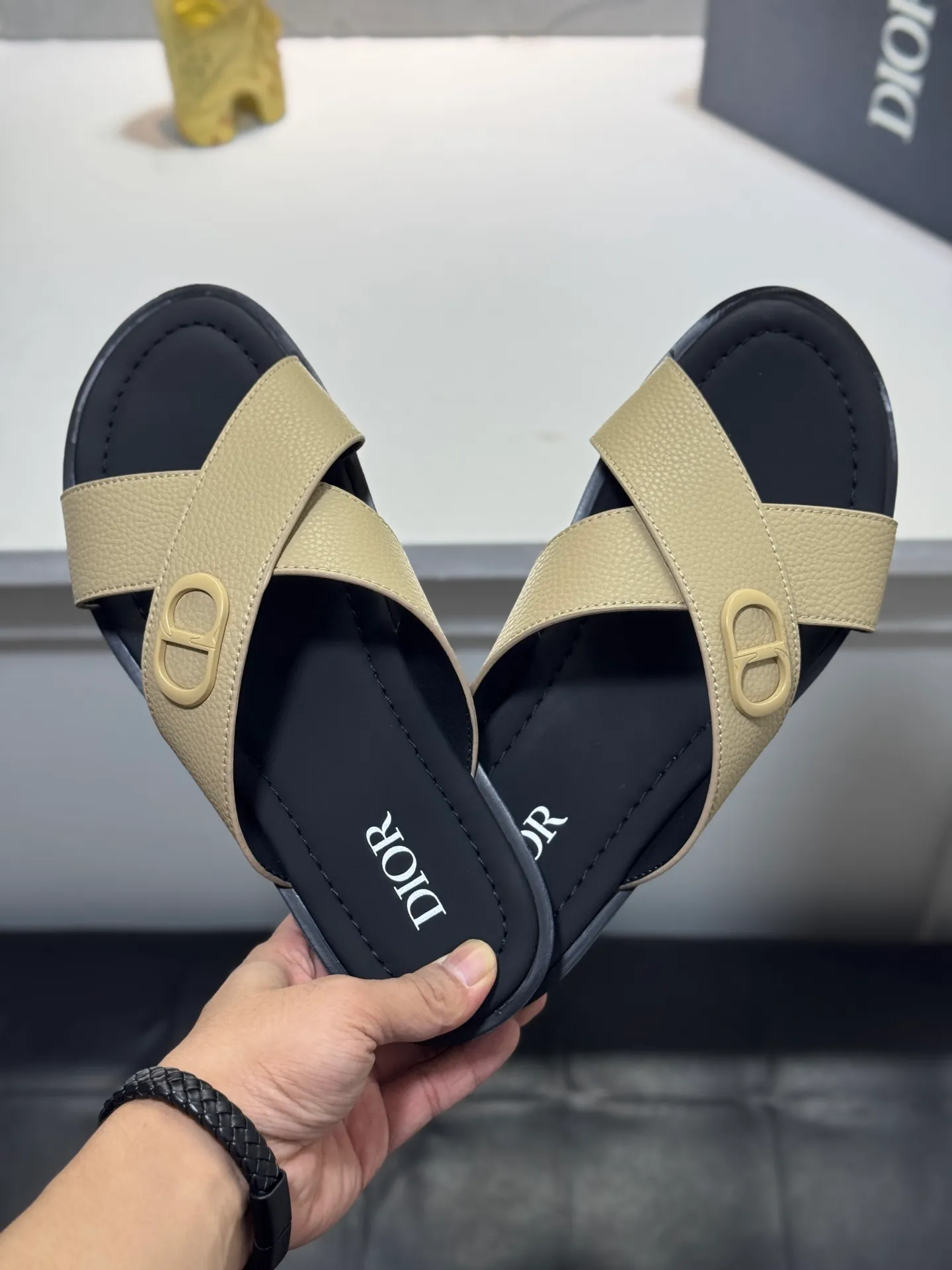 Men's men's shoes 💰320 [New style] 🦇🦇𝐂𝐡𝐫𝐢𝐬𝐭𝐢𝐚𝐧 𝐃𝐢𝐨𝐫 Dior slippers - the latest hot sandals, classic sandals, original replicas, super durable and versatile, cowhide leather with hardware accessories, very comfortable on the feet Look slim and white. Original molded outsole size: 38-44 (.45. Customized